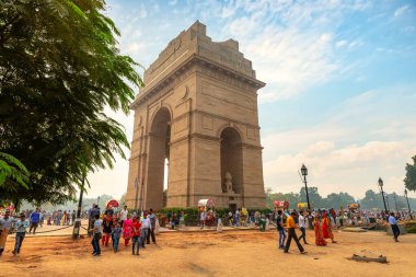 Delhi, Hindistan, 24 Mart 2019: Turistler Hindistan Kapısı Tarihi Savaş Anıtı Yeni Delhi 'ye akın ettiler.