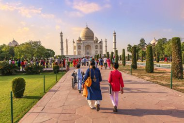 Agra, Hindistan, 28 Mayıs 2019: Taj Mahal tarihi beyaz mermer mozolede gün batımında turistlerin Agra, Hindistan 'daki anıtı ziyaret etmesi