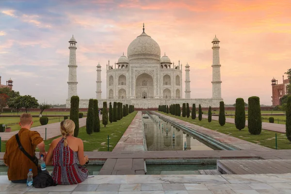 Taj Mahal Monumento Histórico Amanecer Con Pareja Turistas Disfrutando Momento —  Fotos de Stock