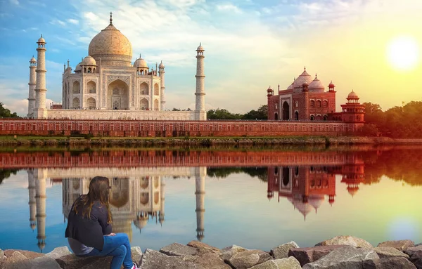 Taj Mahal Mausoleo Histórico Mármol Atardecer Con Vista Una Turista —  Fotos de Stock