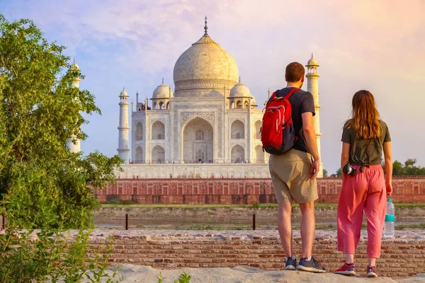 Turista Pár Élvezni Taj Mahal Naplemente Kilátás Mehtab Bagh Taj — Stock Fotó