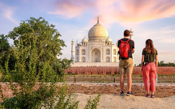 Τουριστικό Ζευγάρι Απολαμβάνουν Taj Mahal Θέα Ηλιοβασίλεμα Από Mehtab Bagh — Φωτογραφία Αρχείου