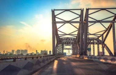 Gün batımında şehir mimarisi köprüsü