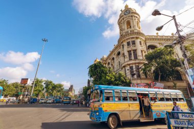 Kolkata, Hindistan, 23 Eylül 2018: Kolkata, Hindistan 'daki Kordon bölgesinde toplu taşıma aracı bulunan şehir mirası metropol binası.