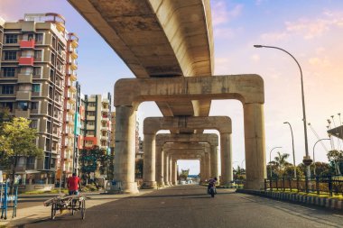 Kolkata köprüsünün üzerinde inşaat halindeki şehir konutları. Fotoğraf, Kolkata Hindistan 'ın Rajarhat bölgesinde gün doğumunda çekildi..