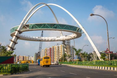 KOLKATA, INDIA, SEPTEMBER 09.2017: Hindistan 'ın Kolkata kentindeki Rajarhat bölgesinde şehir yolu kavşağında gelişmekte olan modern şehir mimarisi ve konut binalarının görüntüsü.