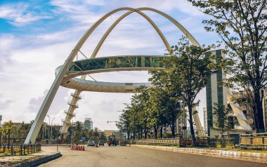 Hindistan 'ın Kolkata kentindeki Rajarhat bölgesinde şehir yolu kavşağında gelişmekte olan modern şehir mimarisi ve konut binalarının görüntüsü.
