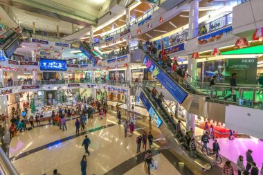 Kolkata, Hindistan, 24 Aralık 2018: Yılbaşı ve Yeni Yıl için ışıklandırılmış her kat için birbirine bağlı yürüyen merdivenlerle modern şehir alışveriş merkezi iç görünümü.