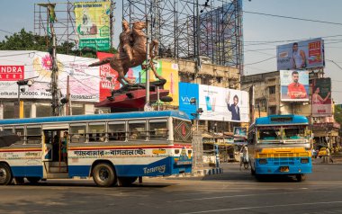 KOLKATA, INDIA, MAYIS 07, 2017: Şyambazar 'da sabahın erken saatlerinde Kolkata, Hindistan' da 5 nokta geçişi ile şehir tarihi manzarası.