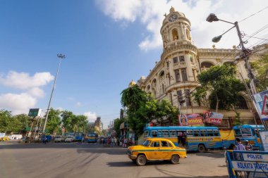 Kolkata, Hindistan, 23 Eylül 2018: Hindistan 'ın Kolkata kentindeki Esplanade bölgesindeki sömürge binasının önündeki şehir trafiği.