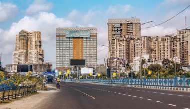 Kolkata Köprüsü 'nde ve şehir yolu üzerinde ticari ve konut binaları olan Hint şehir manzarası.