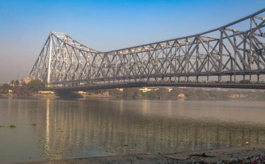 Kolkata 'daki Hooghly Nehri üzerindeki tarihi Howrah köprüsü - Hindistan' ın en uzun kantilever köprüsü..