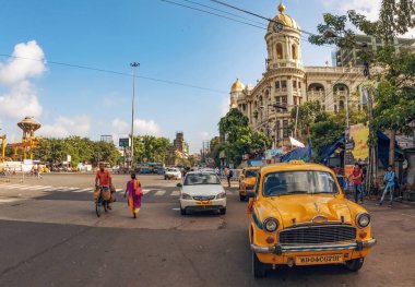 Kolkata, Hindistan, 23 Eylül 2018: Kolkata, Hindistan 'ın Kordon bölgesinde şehir yolu manzaralı şehir taksisi..