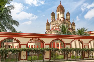 Ünlü Hindu Tanrıça Kali tapınağı Kolkata Dakshineshwar 'da popüler bir turist ve hac mekanı olarak bilinir.