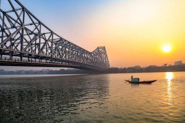 Howrah Köprüsü - Ganj nehri üzerindeki tarihi kantilever köprüsü gün doğumunda. Kolkata, Hindistan.