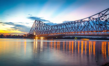 Howrah Köprüsü - Hooghly nehri üzerindeki tarihi kantilever köprüsü alacakaranlık gökyüzü ile. Howrah Köprüsü Hindistan 'ın en işlek köprüsü olarak kabul edilir..