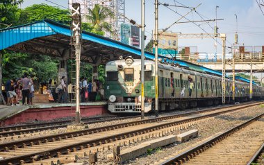 KOLKATA, INDIA, SEPTEMBER 08.2017: Hindistan 'ın Güney Kolkata kentindeki bir tren istasyonunda yolcuları taşıyan yerel bir tren.