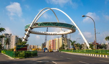 KOLKATA, INDIA, SEPTEMBER 09.2017: Hindistan 'ın Kolkata kentindeki Rajarhat bölgesinde şehir yolu kavşağında gelişmekte olan modern şehir mimarisi ve konut binalarının görüntüsü.