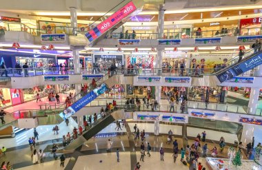 Kolkata, Hindistan, 24 Aralık 2018: Kolkata 'daki modern şehir alışveriş kompleksi iç görünümü, her kademeye ışık ve çeşitli mağazalarla dekore edilmiş yürüyen merdivenleri birbirine bağlıyor