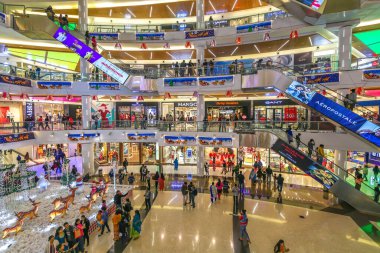 Kolkata, Hindistan, 24 Aralık 2018: Alışveriş merkezinin içinde yürüyen merdiven ve mağazalarla alışveriş merkezi içi görünümü.