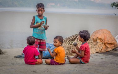 KOLKATA, INDIA - 8 Ekim 2016: Sokak çocukları Mallick Ghat, çiçek pazarı, Kolkata, Hindistan 'da kille oynuyor. Bu ghat Ganj nehrinin kıyısındaki Howrah köprüsüne en yakın yer..