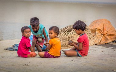 KOLKATA, INDIA - 8 Ekim 2016: Sokak çocukları Mallick Ghat, çiçek pazarı, Kolkata, Hindistan 'da kille oynuyor. Bu ghat Ganj nehrinin kıyısındaki Howrah köprüsüne en yakın yer..