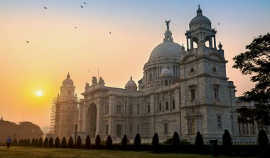 Kolkata, Hindistan 'daki Victoria Anıtı' nda güzel bir gündoğumu anıtı ve müzesi var..