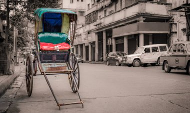Geleneksel Hintli el arabası Esplanade Kolkata yakınlarındaki Bokeh geçmişe sahip bir caddede çekti..