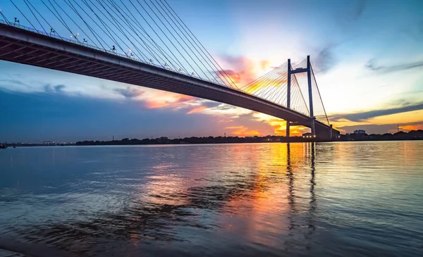 ケーブルは 夕暮れ時にガンジス川に建てられたVidyasagar Setuとして知られているコルカタインドに橋に滞在しました — ストック写真