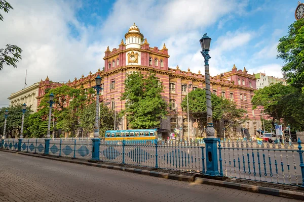 Kolkata 'nın Dalhousie bölgesinde eski koloni mimari binaları olan Hint şehir yolu..