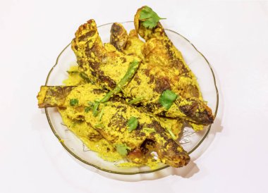 Baharatlı tangra balığı, kişniş ve yeşil biberle süslenmiş köri. Tangra balığı Batı Bengal, Hindistan 'da popüler vejetaryen olmayan bir diyet.. 