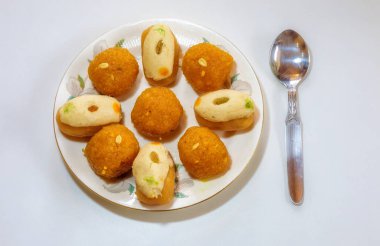 Pirinç ve gram undan yapılan geleneksel Bengali Hint tatlıları ve beyaz arka planda izole edilmiş çiftçi peyniri. Tatlıların Bengalce karşılığı Darbesh ve Khir Chomchom 'dur..