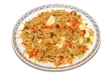 Makro görüntüde karides ve yumurtalı Hakka tavuğu chowmein (erişte) yemeği. Çin yemeğiyle sebzeleri karıştırmak Hindistan 'da popüler bir Çin mutfağıdır.