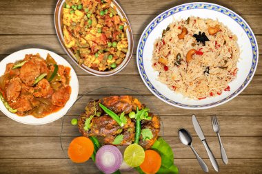 Lezzetli Hint yemeği karışık sebzeli kızarmış pilav ve salata ve baharatlı acılı tavuk ile süslenmiş kırmızı baharatlı ıstakoz yemeği.