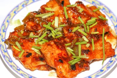 Baharatlı Hint biberli balık yemeği yakın çekim makro görüntüsünde Bhetki balığı dilimi ile hazırlandı.