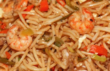 Makro manzaralı karides ve yumurtalı Hakka tavuklu chowmein yemeği. Çin yemeğiyle sebzeleri karıştırmak Hindistan 'da popüler bir Çin mutfağıdır.