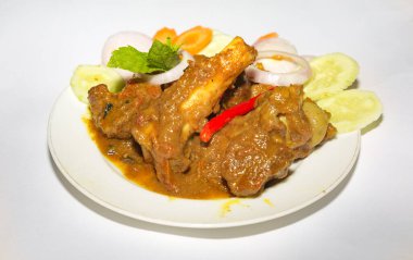 Vejetaryen olmayan Hint yemeği baharatlı koyun eti sosu halk arasında koyun eti kosha olarak bilinir acı biberli ve dilimlenmiş sebzeli..