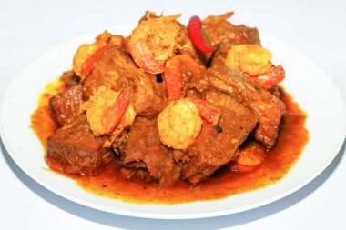 Baharatlı Hint yemeği çiğ Jack meyvesi (Echor) ve soslu karides yakın çekimde pişirildi.