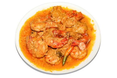 Hindistancevizi ile hazırlanmış baharatlı Hint körili karides yanında pilav ile servis edilir.