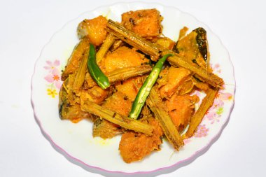 Hint karışık sebze yemeği patates, patlıcan, aroma ve balkabağı ile hazırlandı.