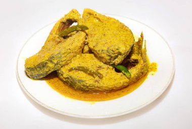 Hardal soslu lezzetli Hilsa balığı ve yeşil biberli geleneksel Hint balık mutfağı..