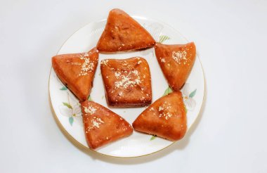 Bengali Hindistan tatlı Chitrakoot süzme peynir, un, irmik, khoya, şeker ve kabartma tozu beyaz arka planda izole