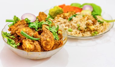 Sebzeli pilav ve baharatlı tavuk kosha - beyaz arka planda izole edilmiş popüler Bengali Hint yemekleri.