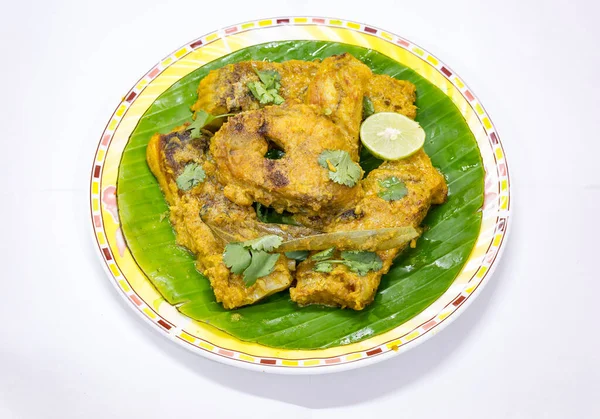Ízletes Bengáli Indiai Haleledel Masala Rohu Hal Curry Banánlevélen Korianderrel — Stock Fotó