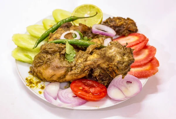 Würzige Hammelfleischküche Mit Trockener Soße Serviert Mit Geschnittenen Tomaten Und — Stockfoto