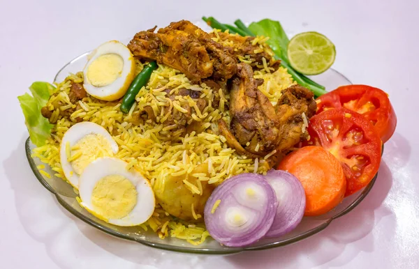 Spicy Chicken Biriyani Rice Sliced Eggs Garnished Vegetables Biriyani Popular — Stock Photo, Image
