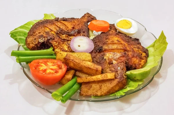 Crispy Spicy Fried Pomfret Fish French Fries Garnished Vegetables Sliced — Stock Photo, Image