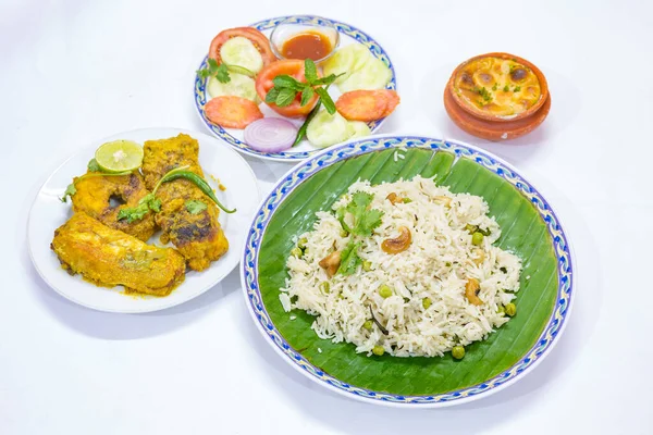 美味しいインドのベンガル料理には 野菜のフライプラオライス 魚のマサラカレー サラダ フィルニをデザートとして提供しています — ストック写真