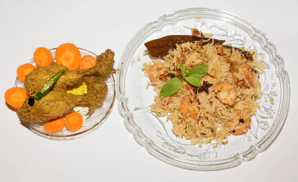 Νόστιμο Ινδική Κουζίνα Γεύμα Γαρίδες Τηγανητό Ρύζι Σερβίρεται Πικάντικο Κοτόπουλο — Φωτογραφία Αρχείου