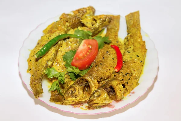 Spicy Parshe Fish Masala Curry Garnished Coriander Sliced Tomato Green — Stock Photo, Image